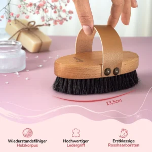 Eine Trockenbürste für den Körper kann helfen, die Haut straffer und geschmeidiger zu machen.