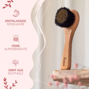 Die Kupfer face brush ist eine hochwertige Bürste, die speziell für die Anwendung im Gesicht entwickelt wurde und bei regelmäßiger Verwendung zu einer strahlenderen und glatteren Haut führen kann.