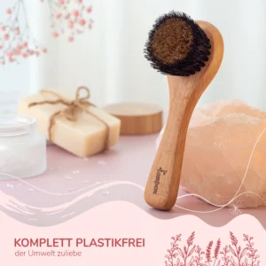 Die Gesichtsbürste mit feinen Kupferdrähten kann auch bei der Entfernung von Make-up-Resten und Schmutzpartikeln helfen. Die feinen Kupferdrähte können tief in die Poren eindringen und Schmutzpartikel entfernen, die oft mit herkömmlichen Reinigungsmitteln nicht erreicht werden können.