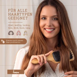 Wenn Sie auf der Suche nach einer nachhaltigen Option sind, wählen Sie eine Bürste mit Wildschweinborsten aus Bambusholz. Das Bambusholz ist eine umweltfreundliche Alternative zu herkömmlichen Kunststoffen, und die Wildschweinborsten sind 100% natürlichen Ursprungs.