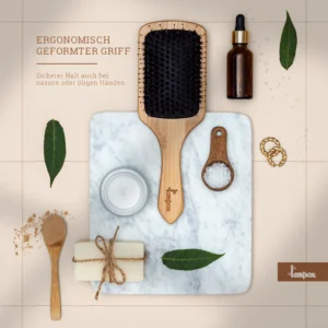 Bevor Sie Ihre Haare stylen, empfiehlt es sich, sie mit einer Paddle Brush zu bürsten, um Knoten zu entfernen und das Haar zu entwirren. Dadurch wird das Styling einfacher und das Ergebnis sieht glatter und gepflegter aus.