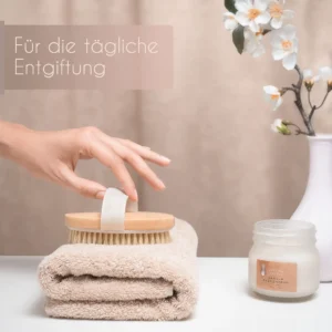 Eine regelmäßige Anwendung einer Trockenbürste kann dazu beitragen, die Lymphfunktion im Körper zu verbessern und das Auftreten von Cellulite zu reduzieren.
